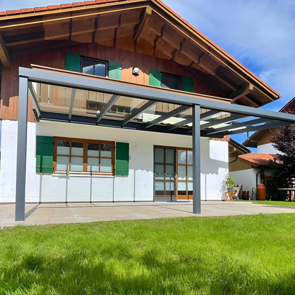 Terrassenüberdachung vor einer bayerischen Hütte
