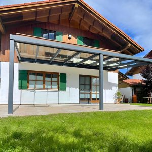 Terrassenüberdachung vor einer bayerischen Hütte