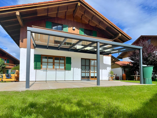 Terrassenüberdachung vor einer bayerischen Hütte