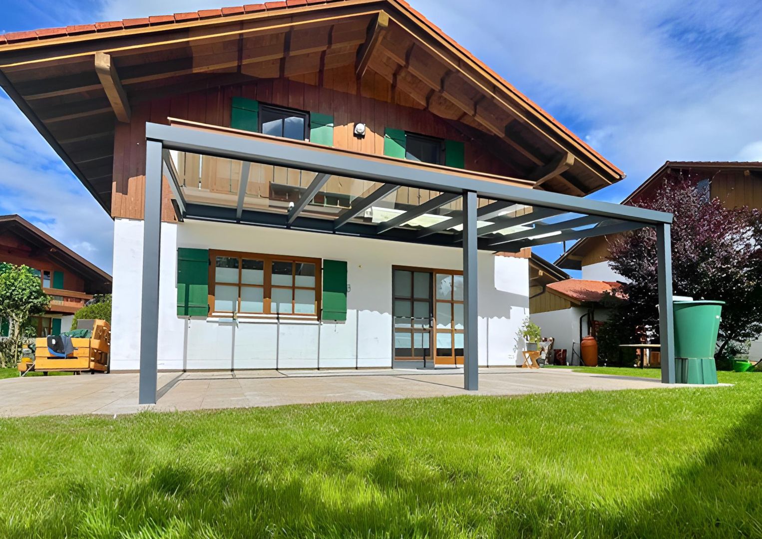 Terrassenüberdachung vor einer bayerischen Hütte