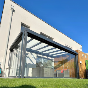 Hochwertige Terrassenüberdachung aus Glas und Aluminium als Erweiterung des Wohnraums