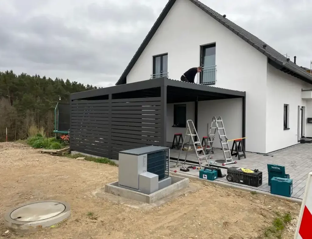 Carport an der Hauswand von LH Terrassen und Carports