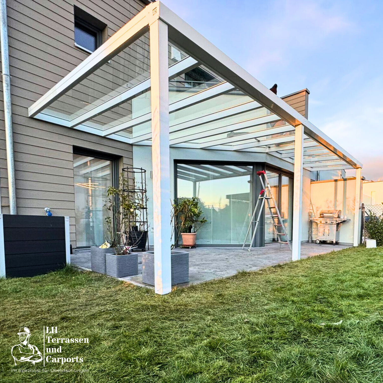 Terrassendach in Regensburg mit weißem Aluminiumrahmen