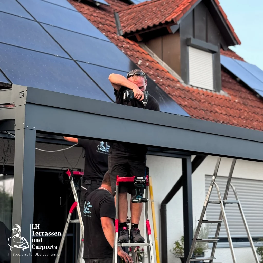 Monteur von LH Terrassen und Carports befestigt eine Terrassenüberdachung in Bayern