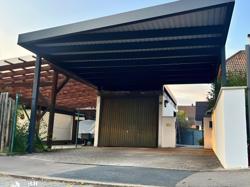 Carport an Grundstücksgrenze zur Straße in Bayern