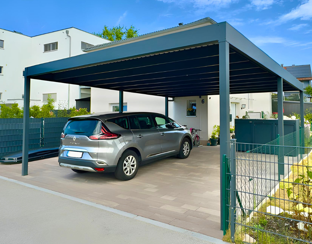 Auto parkt unter einem Carport vor einem Haus