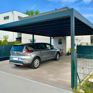 Auto parkt unter einem Carport vor einem Haus