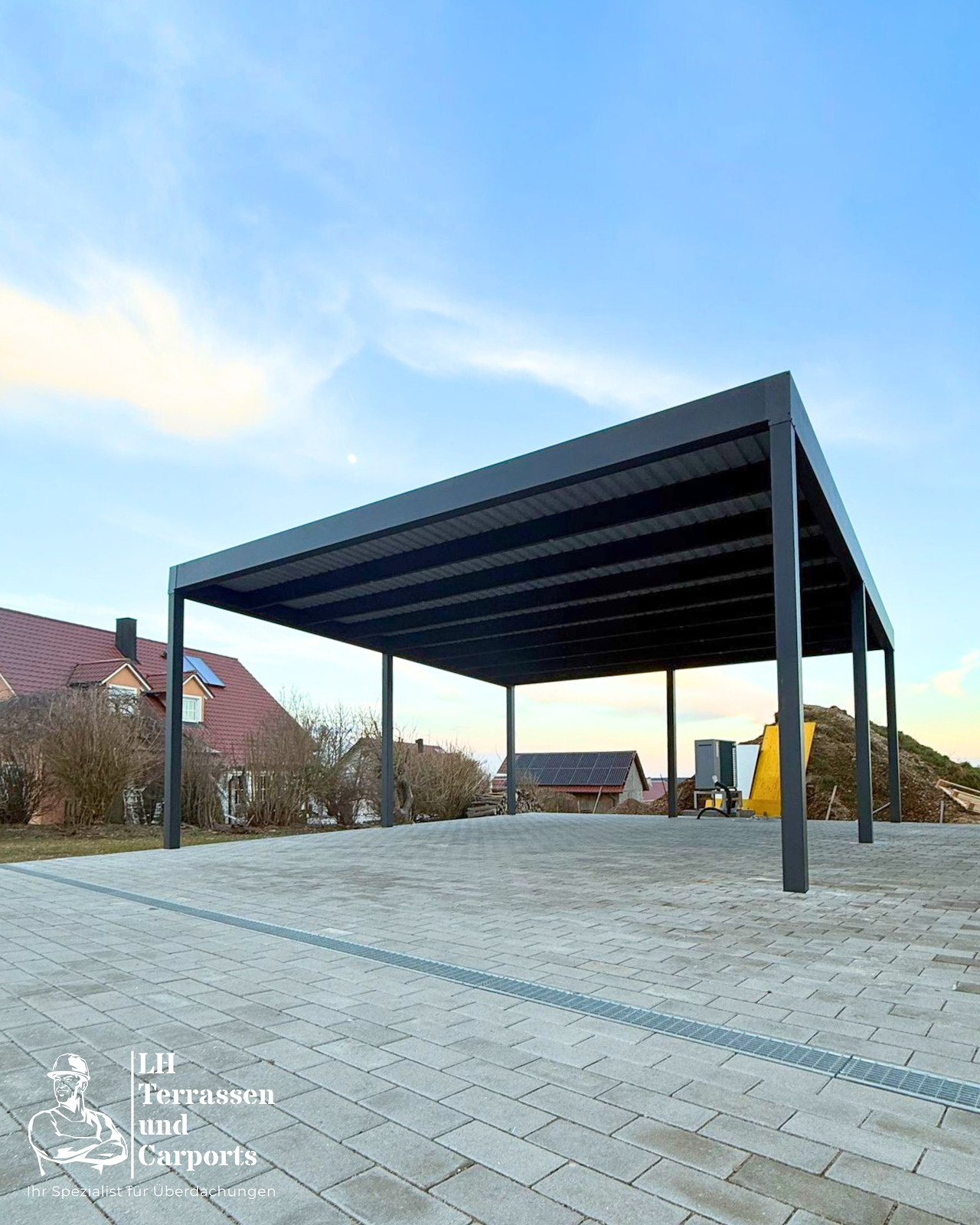 Terrassendach freistehend aus dunkelgrauer Aluminium-Konstruktion