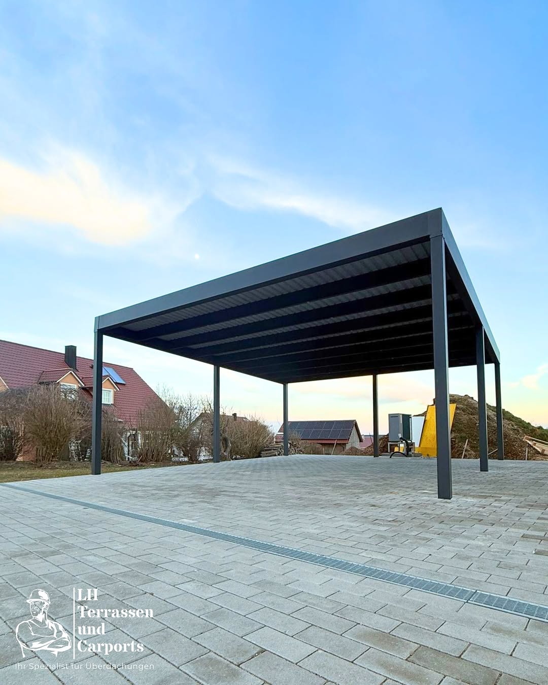 LH Carport in Regensburg, großer Carport, dunkelgrau, Aluminiumkonstruktion