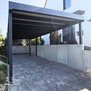 Carport nach Maß in Regensburg, dunkelgrau, aus Aluminium, neben einem modernen Haus