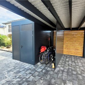 Ein großer Carport in Regensburg mit einem integrierten Geräteschuppen
