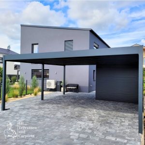 Carport nach Maß in Regensburg, dunkelgraue Aluminiumkonstruktion, modernes Haus