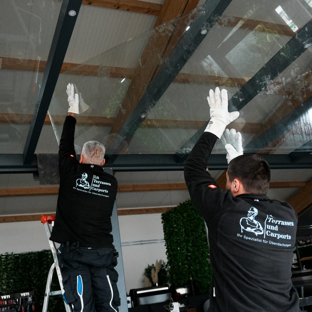 Mitarbeiter von LH Terrassen und Carports montieren einen Terrassenüberdachung