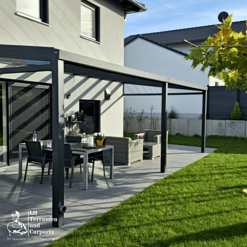Moderne Terrassenüberdachung an einem Einfamilienhaus im Sonnenschein