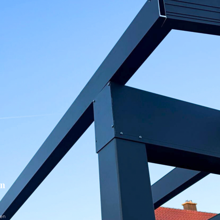 Moderne Terrassenüberdachung an einem Einfamilienhaus, umgeben von einer Rasenfläche